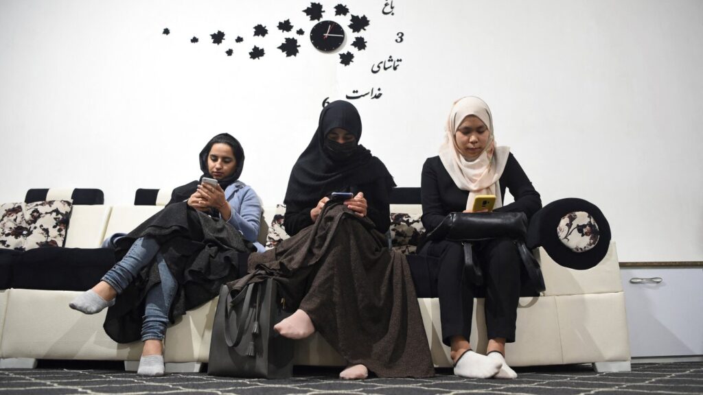 Taliban declares war on smartphones