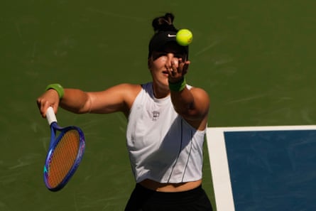 Bianca Andreescu serves