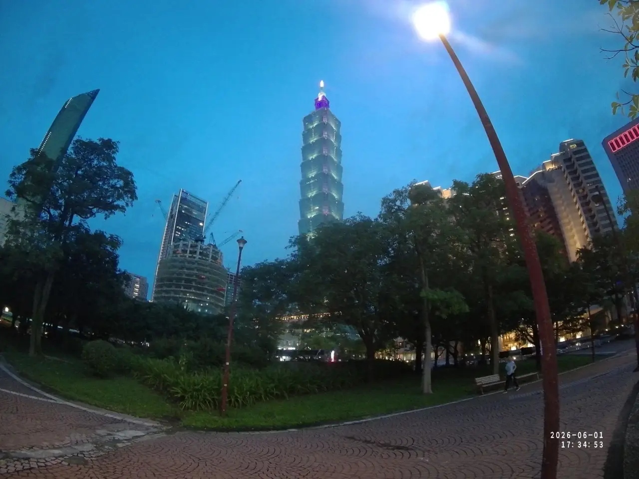 The S7Pro isn't ideal for night shoots, but this shot at dusk, with no adjustments in post-production, still retains sharpness in both the foreground and distance