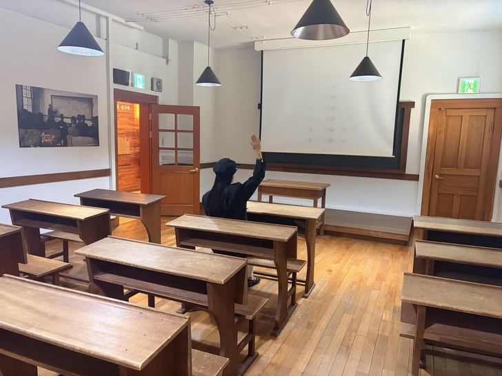 A visitor wears a Paichai Hakdang school uniform in a reconstruction of a schoolroom at Appenzeller Noble Memorial Museum in Jung District, Seoul, Aug. 4. Korea Times photo by Park Jin-hai